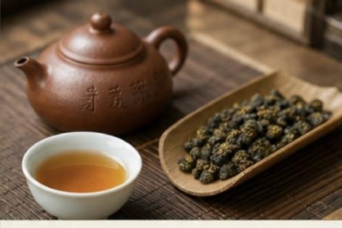 Oolong tea with a clay teapot and rolled leaves